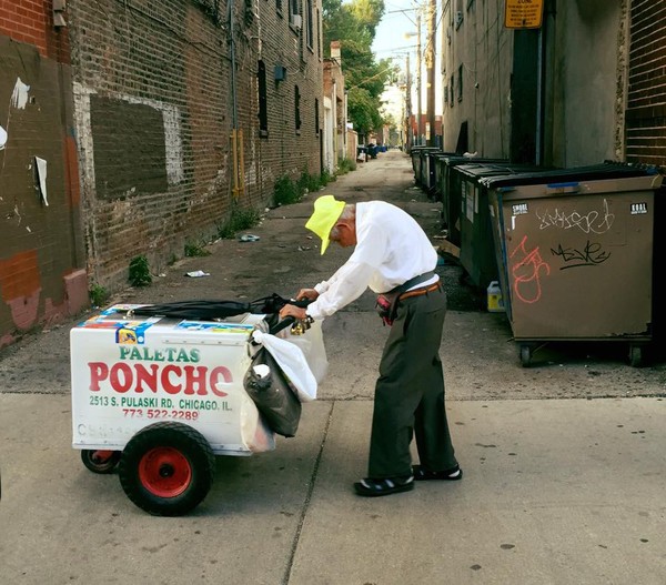 Пользователи сети собрали 300 тысяч долларов для 89-летнего мороженщика из Чикаго