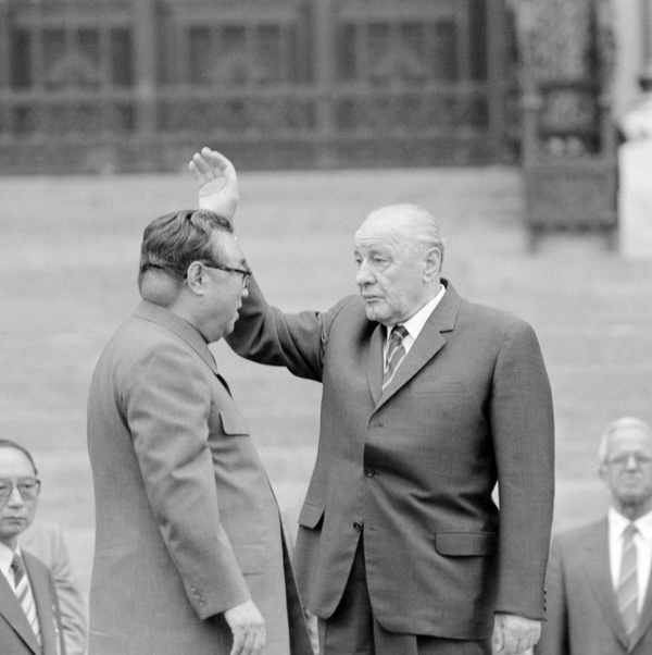 Редкое фото Ким Ир Сена, где видна опухоль на его шее. Фотографам запрещалось фотографировать правую сторону его лица.