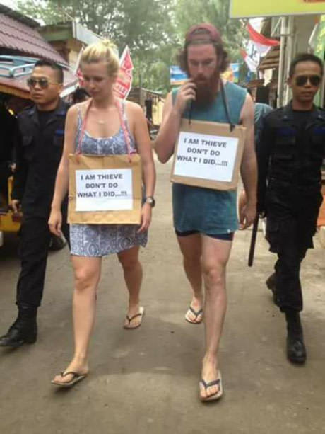 Туристы в Индонезии пойманные за кражу в магазине