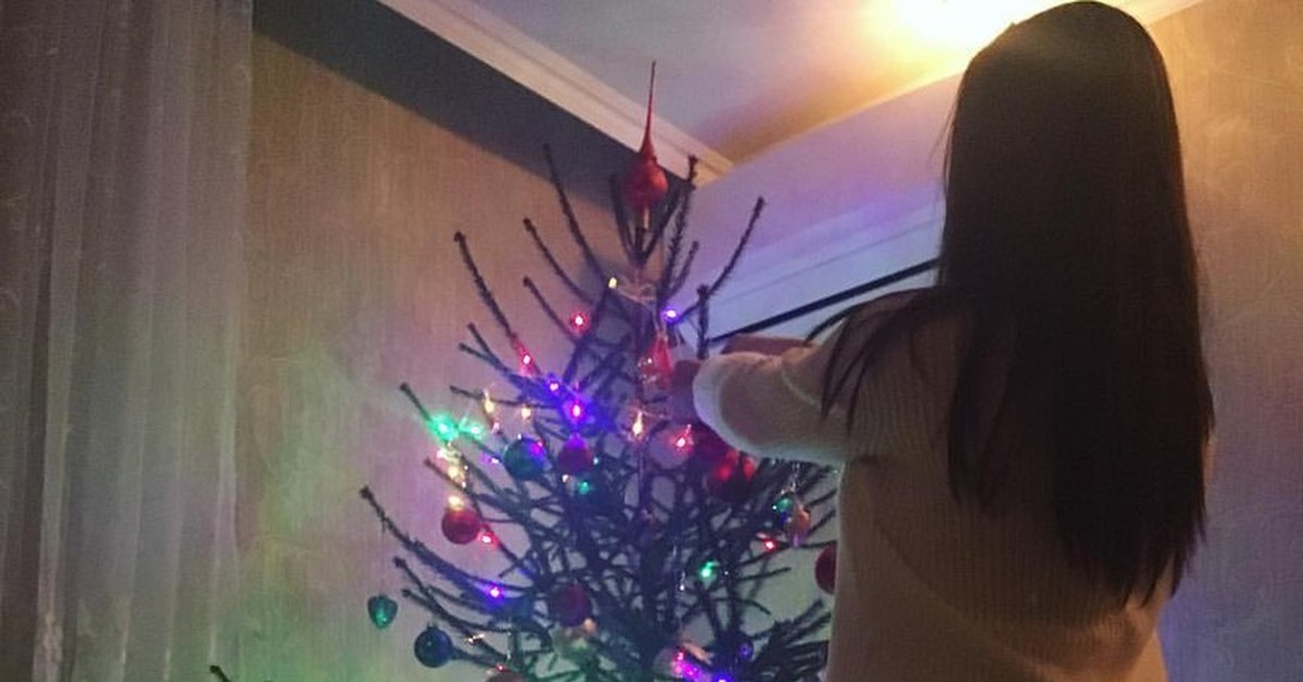 Трахает стоя подружку возле новогодней елки