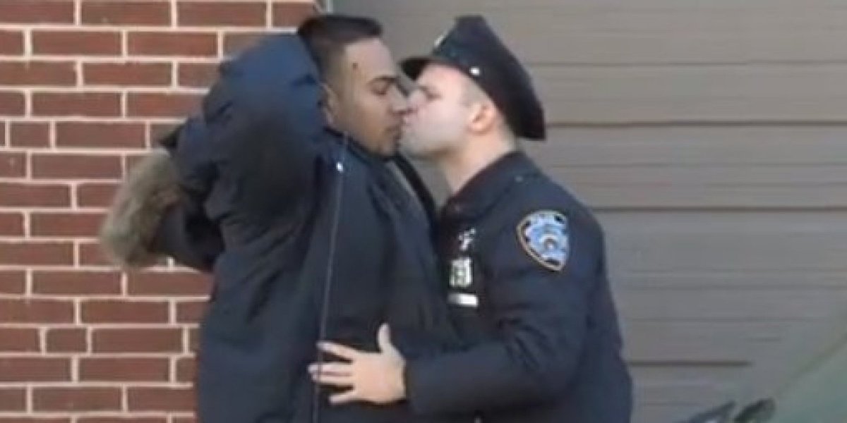 Толстушки в полицейской форме развели темнокожего арестанта на секс