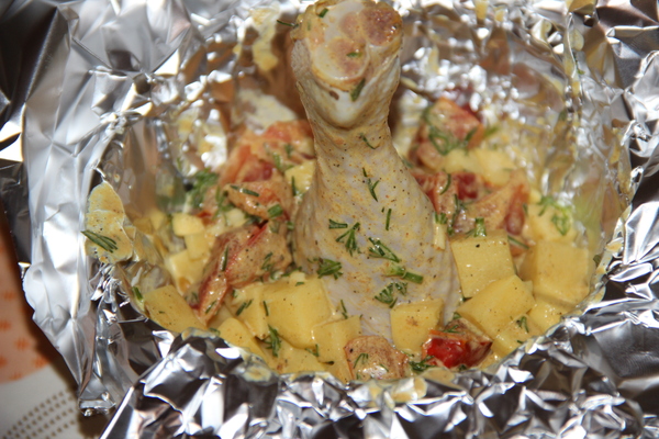 Куриные ножки в мешочках из фольги курица, рецепт, помидор, картофель, чеснок, вкусно, рецепты курицы, на каждый день, длиннопост