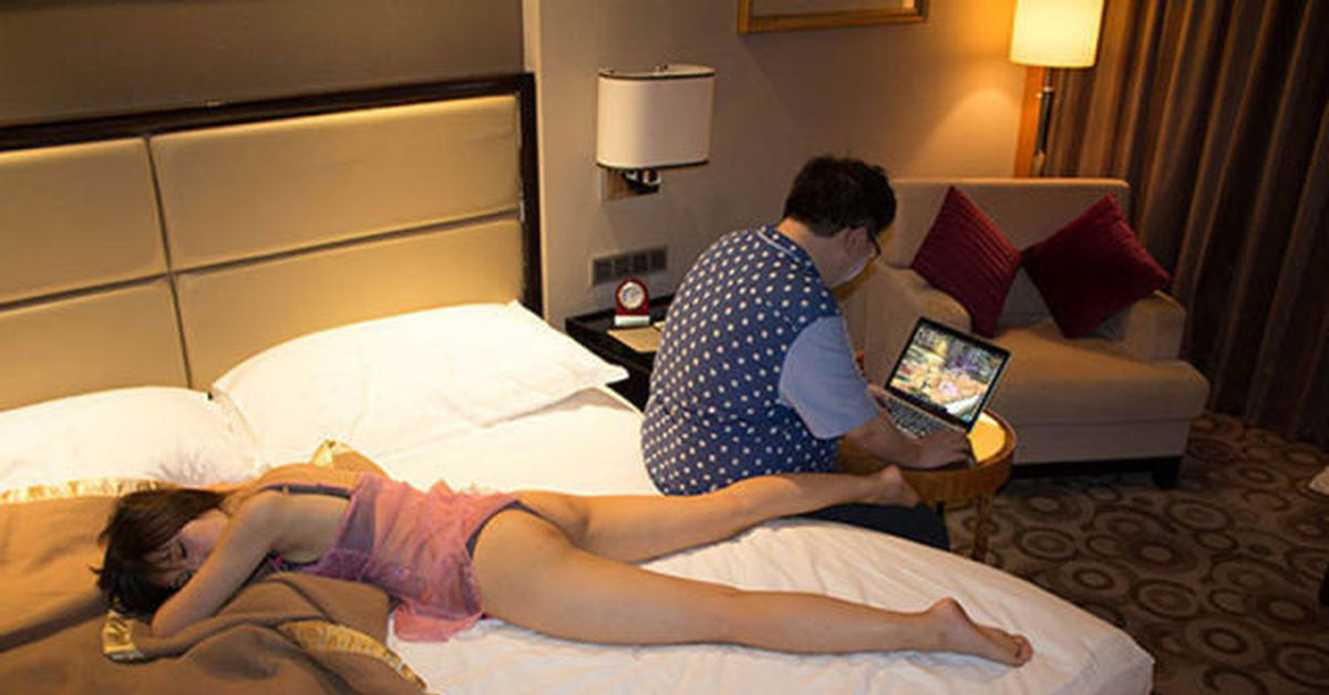 Жена в интим трусах ждёт на кровати фото