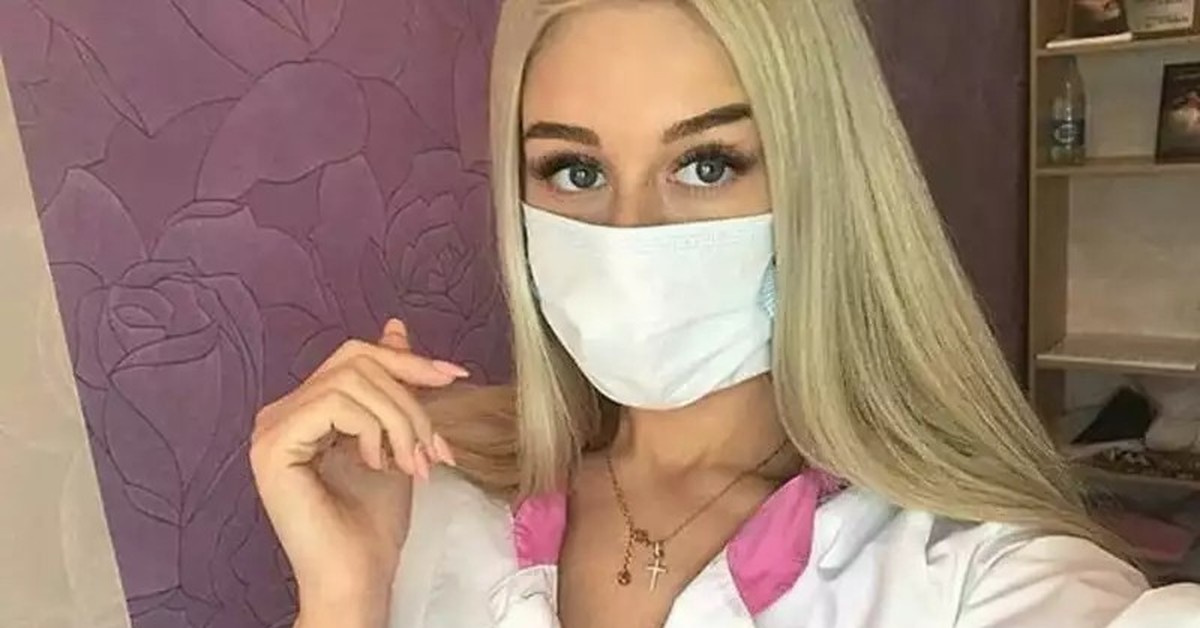Медсестра с силиконовыми сиськами сняла супер-короткий халатик