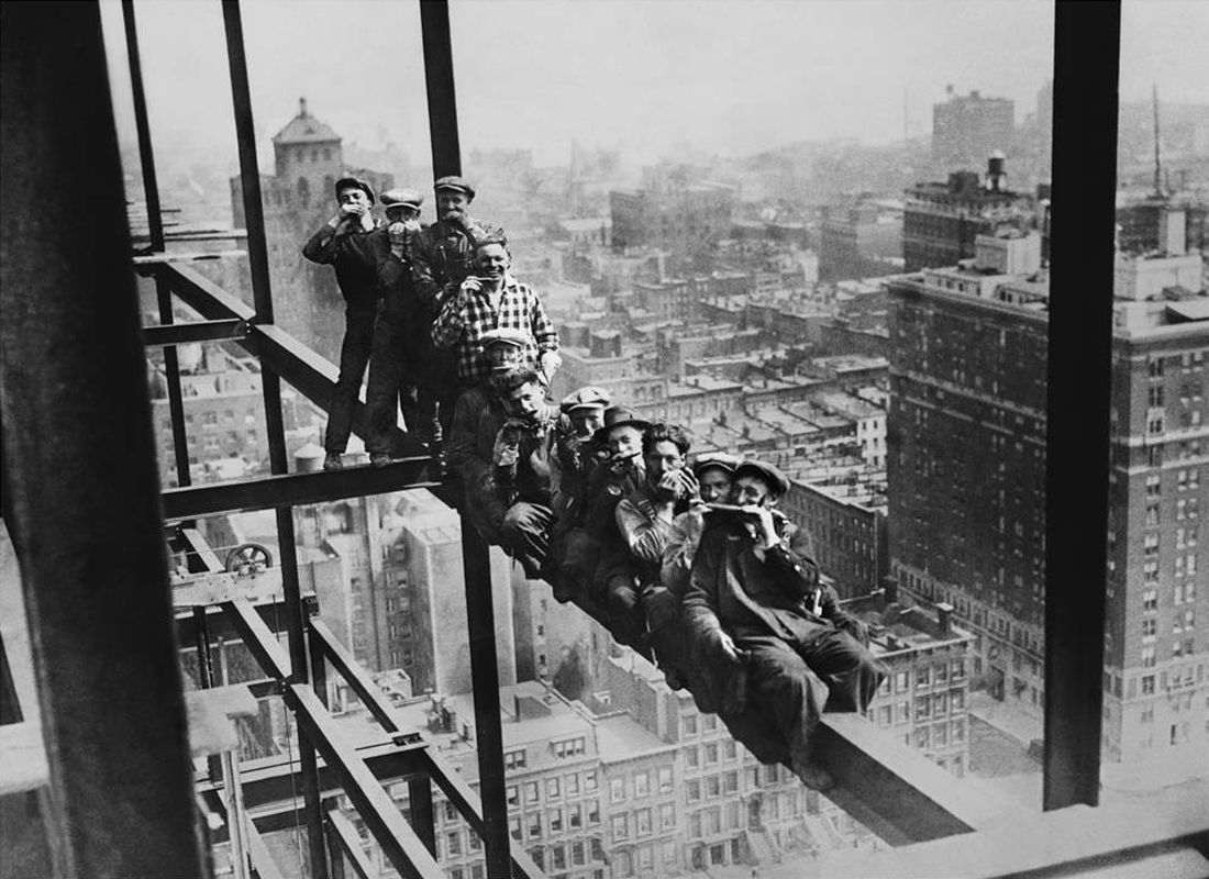 Фото рабочие сидят на балке