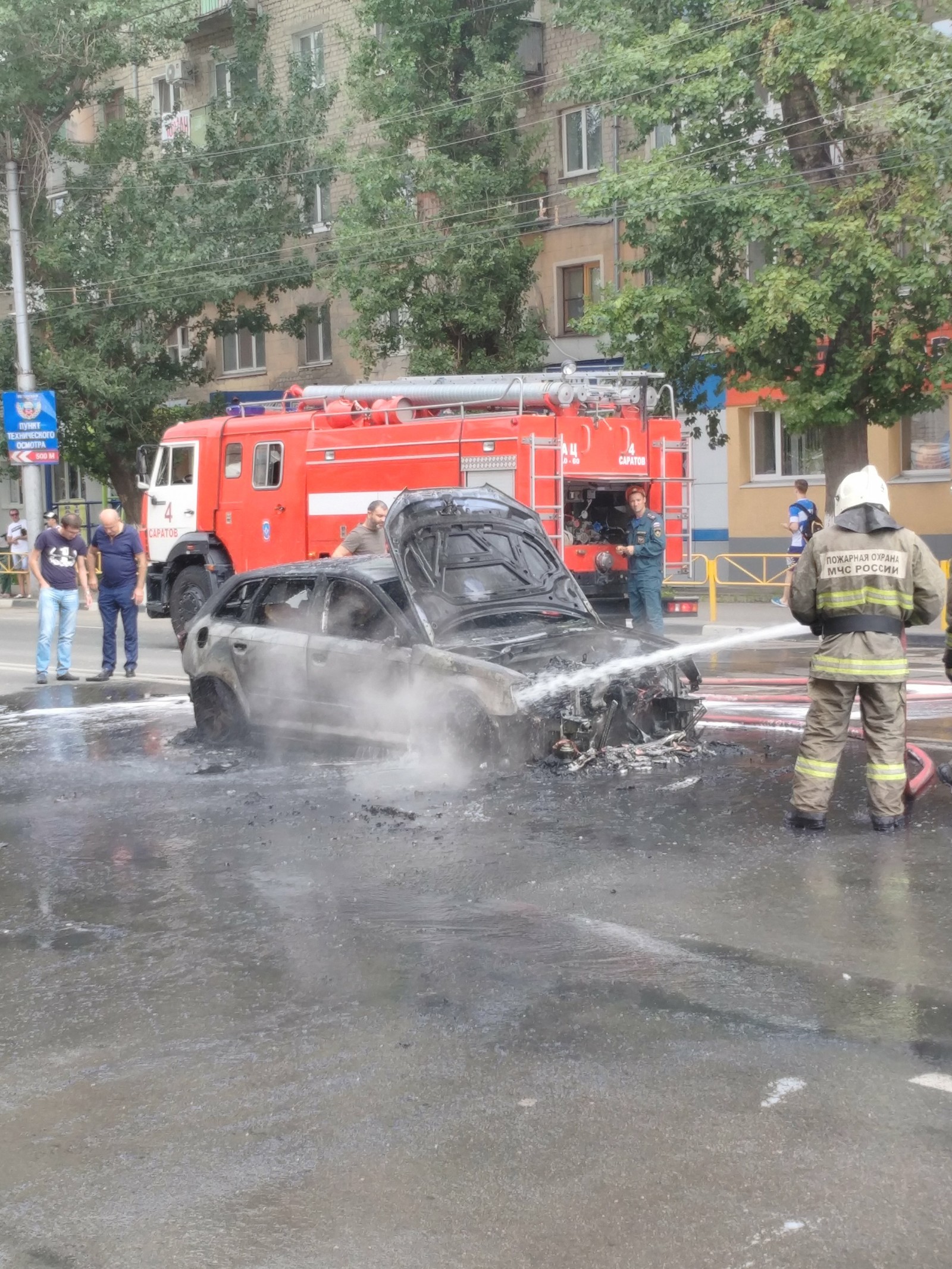 В Саратове сгорела Ауди наехав на люк | Пикабу