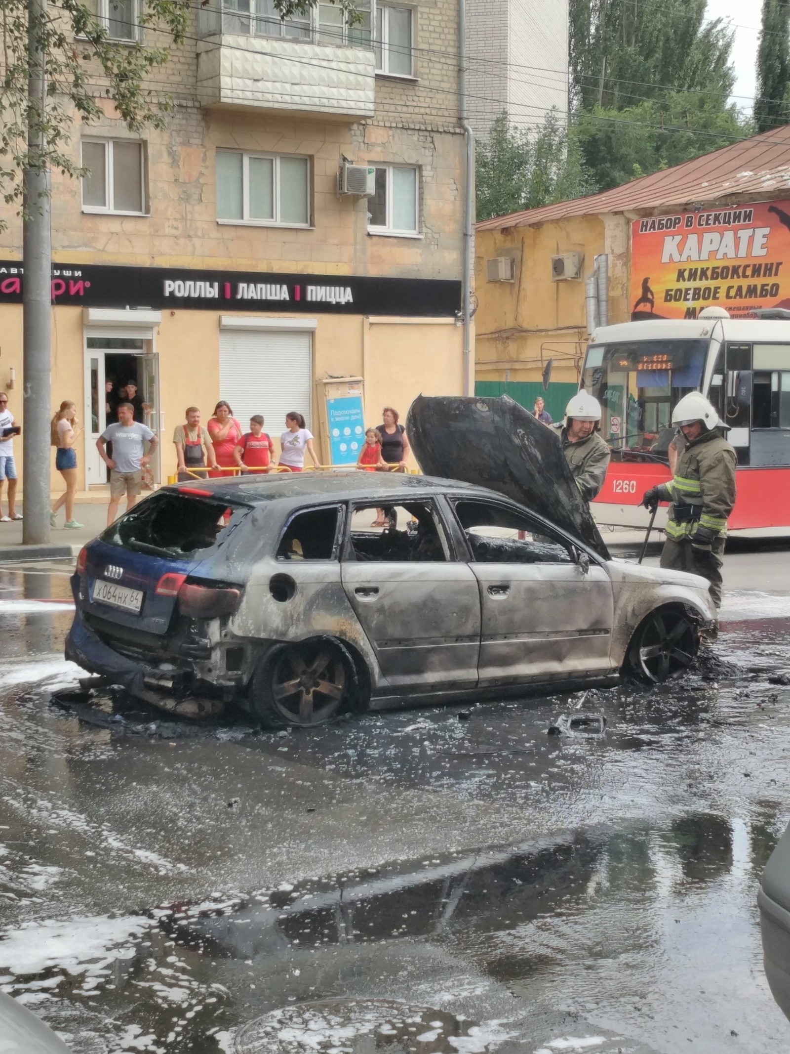 В Саратове сгорела Ауди наехав на люк | Пикабу