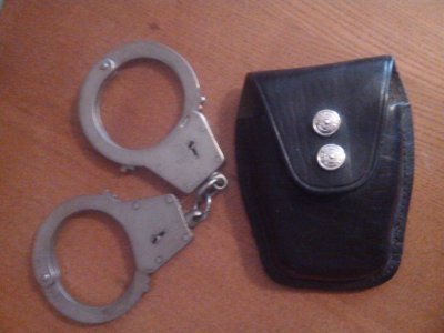 1484600899154033121 есть ли номер на наручниках