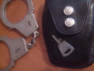 148460089928803826 есть ли номер на наручниках