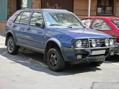 Ваз 2109 на базе нивы. 1598000481112819661. Ваз 2109 на базе нивы фото. Ваз 2109 на базе нивы-1598000481112819661. картинка Ваз 2109 на базе нивы. картинка 1598000481112819661. Конструкция. Разработчики «Тарзана» несколько модифицировали кузов, заимствованный ими у ВАЗ-2108. В данном случае подразумеваются не его усиления в местах состыковки с рамой, хотя они и имеют место. Просто пришлось подкорректировать кузовное днище, ведь и двигатель, и трансмиссия для автомобиля взяты уже не от «восьмой» модели, а от старой доброй «Нивы», т.е. двигатель разместился в подкапотном пространстве не поперечно, а продольно, а рычаги управления его «коробкой», «раздаткой» и блокировкой межосевого дифференциала вытеснили из салона одинединственный «восьмерочный» рычаг КП. Ходовая часть «Тарзана» — не дублирующий слепок с ходовой части ВАЗ-21213, ее изюминка в том, что узлы задней подвески и задний мост почти схожи с передней подвеской и передним мостом «Нивы». Естественно, что и передняя подвеска, и передний мост «Тарзана» также взяты от ВАЗ-21213. Автомобиль получил дисковые тормозные механизмы на всех четырех колесах. Кстати сказать, «Нива» и «восьмерка» — не единственные доноры «Тарзана». От ВАЗ-2115 ему перепала регулируемая рулевая колонка, а от «десятки» — вакуумный усилитель тормозов.