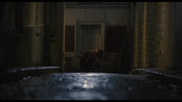 (киноляпы) Стильные средневековые earpods в фильме Шоколад