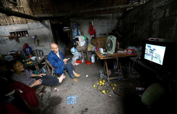 Spouses from China have lived in a cave for 54 years and are not going to move - China, Chinese, House, Family, Comfort