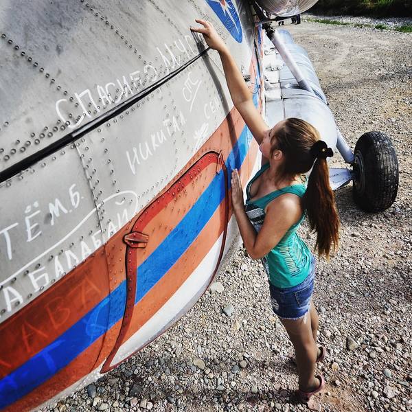 Жительница Приморья, пострадавшего от тайфуна "Лайонрок" у вертолета МЧС