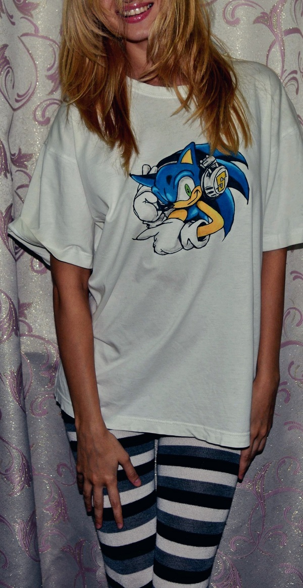 Haven't posted anything for a long time, catch Sonic :) - My, Painting on fabric, Girls, T-shirt, Drawing, Creation, Art, Sonic the hedgehog, Hedgehog