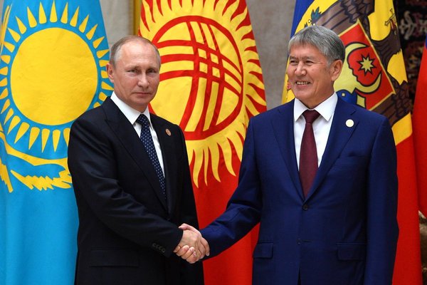 Hide the pain, Almazbek! - Vladimir Putin, Almazbek Atambayev, Handshake, Summit, CIS, Bishkek, Hide the pain, 