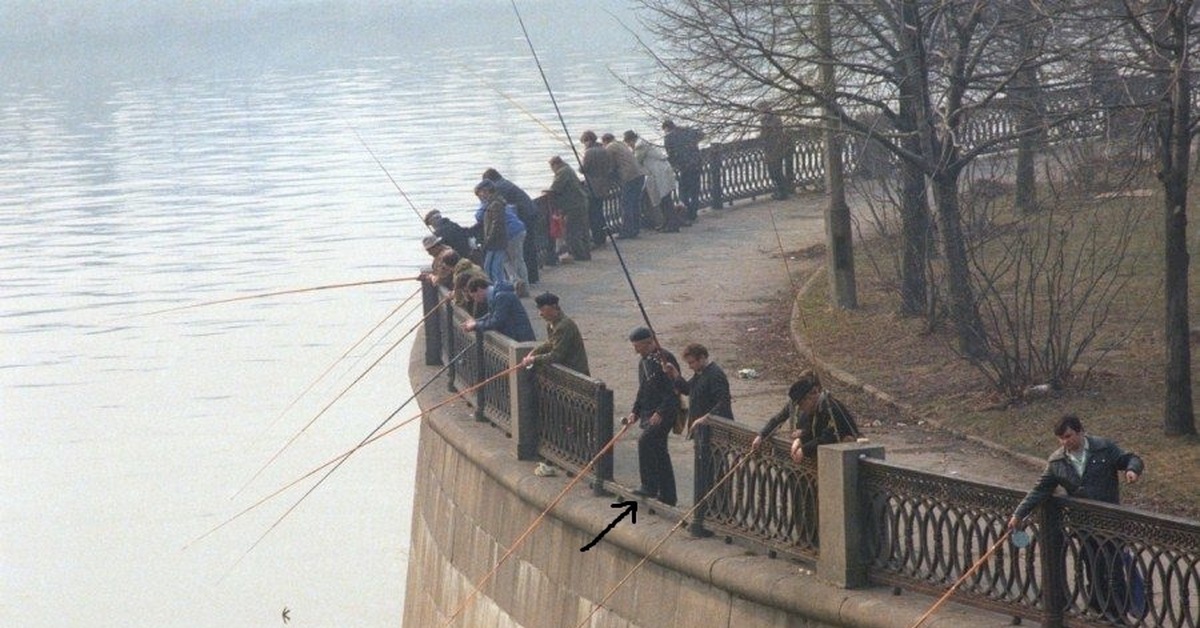 Ловить рыбу в москве реке. Рыбаки на набережной. Москва река рыбалка. Рыба в Москве реке. Рыбалка в городе на набережной.