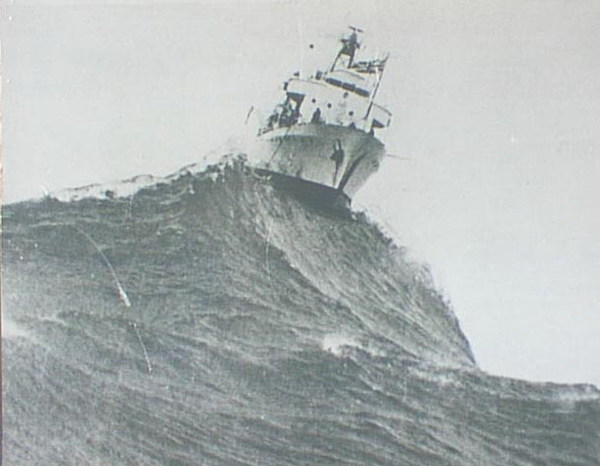 Ninth wave - Ninth wave, Ship, Storm, Trawler