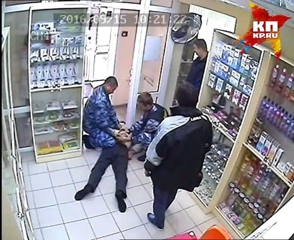 Inadequate Voronezh resident smashed a pharmacy and beat two girls (09/15/2016) - Voronezh, Разборки, The crime, Inadequate, Fight, Video, Beating, Longpost