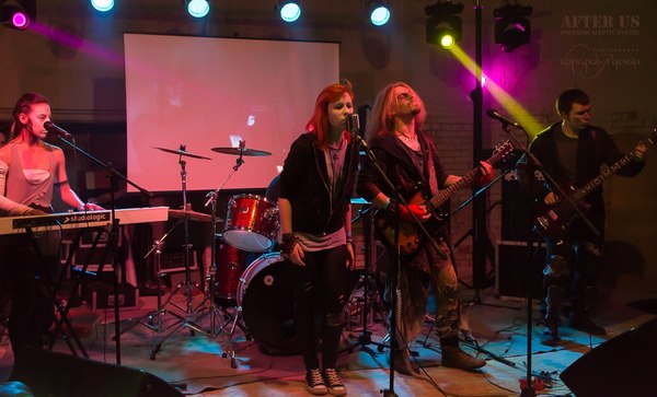 cage the elephant биография. 1474633936171838429. cage the elephant биография фото. cage the elephant биография-1474633936171838429. картинка cage the elephant биография. картинка 1474633936171838429. Хотя эта команда родом из Кентукки (а точнее из местечка Боулинг Грин) свой первый успех она познала не в Америке, а в Англии. Проект стартовал в 2006-м году, причем основали его ребята, до сего момента не имевшие отношения к профессиональной музыке. Водопроводчик, бармен, торговец скобяными изделиями, телемаркетолог, продавец из зоомагазина и просто ученик – вот каковы были их роды занятий, до того как Мэтт Шульц, Брэд Шульц, Дэниел Тиченор, Джаред Чампион и Линкольн Пэриш объединились под маркой "Cage The Elephant". Впрочем, парни уже успели какое-то время поиграть в школьных группах, поэтому хоть и небольшой, но опыт в этом деле у них имелся. Выступив на фестивале "South By Southwest", новоиспеченная рок-единица удостоилась контракта от "Relentless Records" и вскоре дебютировала с синглом "Free Love". cage the elephant биография. 1474633936171838429. cage the elephant биография фото. cage the elephant биография-1474633936171838429. картинка cage the elephant биография. картинка 1474633936171838429. Хотя эта команда родом из Кентукки (а точнее из местечка Боулинг Грин) свой первый успех она познала не в Америке, а в Англии. Проект стартовал в 2006-м году, причем основали его ребята, до сего момента не имевшие отношения к профессиональной музыке. Водопроводчик, бармен, торговец скобяными изделиями, телемаркетолог, продавец из зоомагазина и просто ученик – вот каковы были их роды занятий, до того как Мэтт Шульц, Брэд Шульц, Дэниел Тиченор, Джаред Чампион и Линкольн Пэриш объединились под маркой "Cage The Elephant". Впрочем, парни уже успели какое-то время поиграть в школьных группах, поэтому хоть и небольшой, но опыт в этом деле у них имелся. Выступив на фестивале "South By Southwest", новоиспеченная рок-единица удостоилась контракта от "Relentless Records" и вскоре дебютировала с синглом "Free Love".