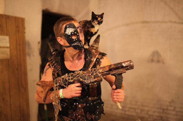 cage the elephant биография. 1474634769168835465. cage the elephant биография фото. cage the elephant биография-1474634769168835465. картинка cage the elephant биография. картинка 1474634769168835465. Хотя эта команда родом из Кентукки (а точнее из местечка Боулинг Грин) свой первый успех она познала не в Америке, а в Англии. Проект стартовал в 2006-м году, причем основали его ребята, до сего момента не имевшие отношения к профессиональной музыке. Водопроводчик, бармен, торговец скобяными изделиями, телемаркетолог, продавец из зоомагазина и просто ученик – вот каковы были их роды занятий, до того как Мэтт Шульц, Брэд Шульц, Дэниел Тиченор, Джаред Чампион и Линкольн Пэриш объединились под маркой "Cage The Elephant". Впрочем, парни уже успели какое-то время поиграть в школьных группах, поэтому хоть и небольшой, но опыт в этом деле у них имелся. Выступив на фестивале "South By Southwest", новоиспеченная рок-единица удостоилась контракта от "Relentless Records" и вскоре дебютировала с синглом "Free Love". cage the elephant биография. 1474634769168835465. cage the elephant биография фото. cage the elephant биография-1474634769168835465. картинка cage the elephant биография. картинка 1474634769168835465. Хотя эта команда родом из Кентукки (а точнее из местечка Боулинг Грин) свой первый успех она познала не в Америке, а в Англии. Проект стартовал в 2006-м году, причем основали его ребята, до сего момента не имевшие отношения к профессиональной музыке. Водопроводчик, бармен, торговец скобяными изделиями, телемаркетолог, продавец из зоомагазина и просто ученик – вот каковы были их роды занятий, до того как Мэтт Шульц, Брэд Шульц, Дэниел Тиченор, Джаред Чампион и Линкольн Пэриш объединились под маркой "Cage The Elephant". Впрочем, парни уже успели какое-то время поиграть в школьных группах, поэтому хоть и небольшой, но опыт в этом деле у них имелся. Выступив на фестивале "South By Southwest", новоиспеченная рок-единица удостоилась контракта от "Relentless Records" и вскоре дебютировала с синглом "Free Love".