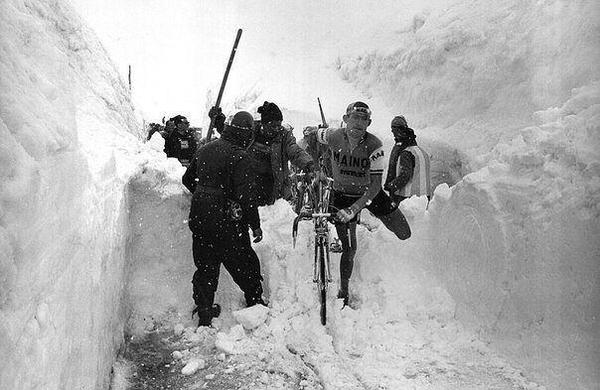 Italian cyclist Ado Moser makes his way through the snow on the pass during the Giro d'Italia, 1965. - Photo, Bicycle racing, A bike, Italy, Snow