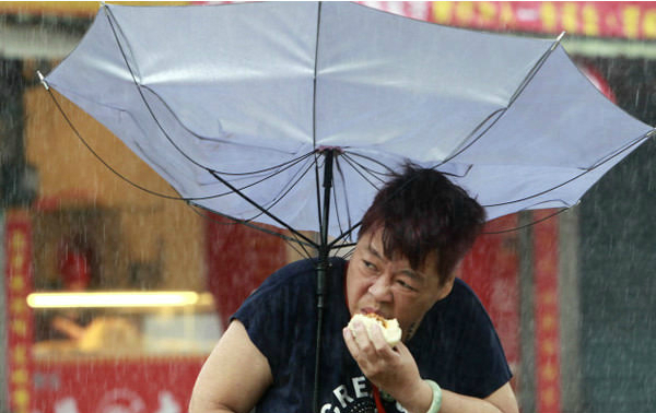 В Тайване бушует тайфун, но это не помещает ей насладиться булочкой со свининой