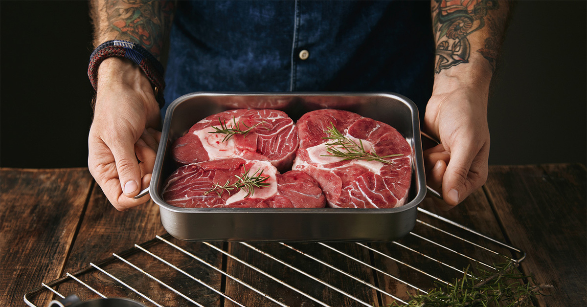 Есть сырое просто. Мясо приготовленное. Готовка мяса. Мясо стейк. Приготовление мяса.