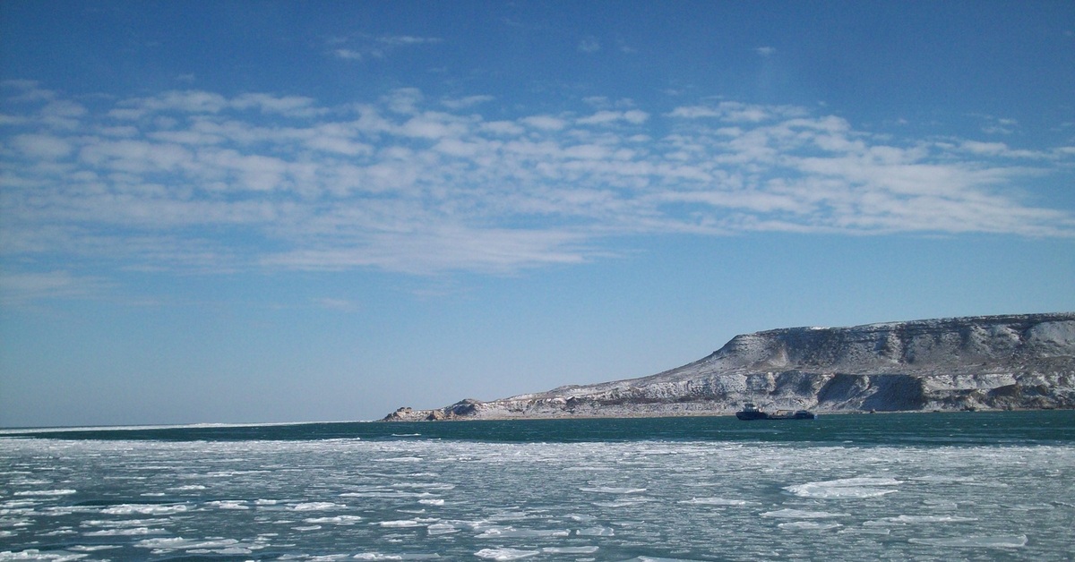 Столица на берегу каспийского моря 11 букв. Небо Актау. Морская волна Дербент. Каспий море фото. Северный Прикаспий.