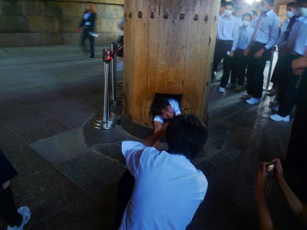 Japanese schoolchildren and Buddha Nostril - My, Japan, Video, Temple, Pupils, Longpost