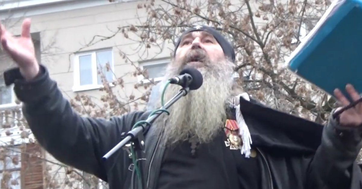 Священник поет. Свешеника андрей гуров. Батюшка андрей гуров. Батюшка исполняет. Логачев валерий александрович.