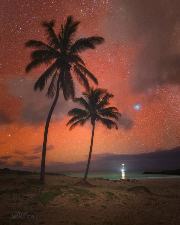 Red atmospheric glow (airglow) over Easter Island, Chile. - Photo, Beach, Nature, beauty, Stars