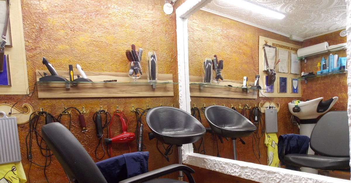 Салон парикмахерская дома. Домашняя парикмахерская. Ужасный салон красоты. Парикмахерская внутри. Ужасная парикмахерская.