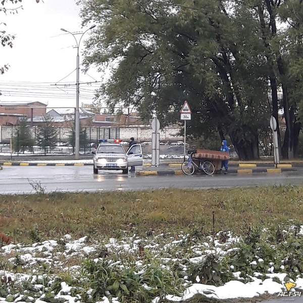 Велосипедист везёт диван. - Велосипедист, Россия