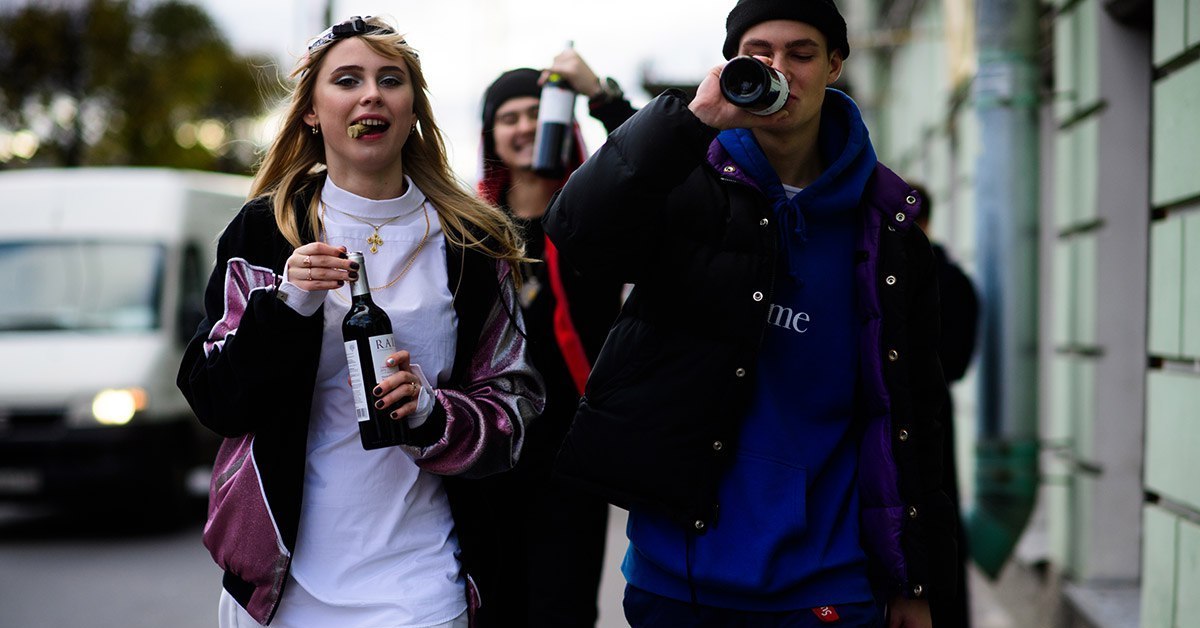 Русские подростки улица. Уличная одежда для подростков. Молодежный стиль. Современная Молодежная одежда.