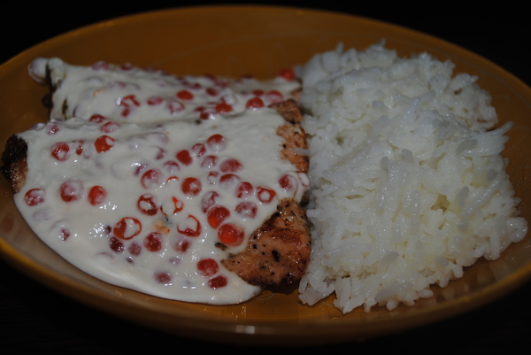 Горбуша под сливочно-икорным соусом .