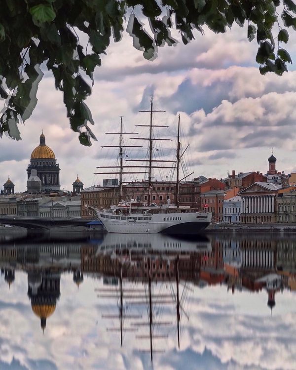 Парусник в СПб...