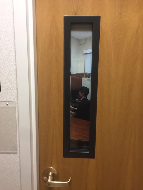 Профессор наклеил фотографию, где он сидит за столом и работает, на стекло своей двери Преподаватель, Лайфхак, Хитрость