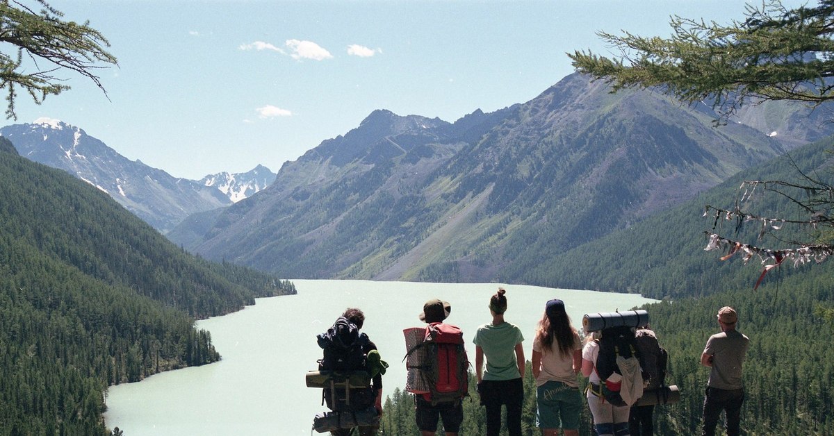 Позволят в полной мере. Кучерлинское озеро Алтай. Кучерлинское озеро туристы. Тур на Алтай озеро Кучерлинское. Турбаза Кучерлинское озеро.