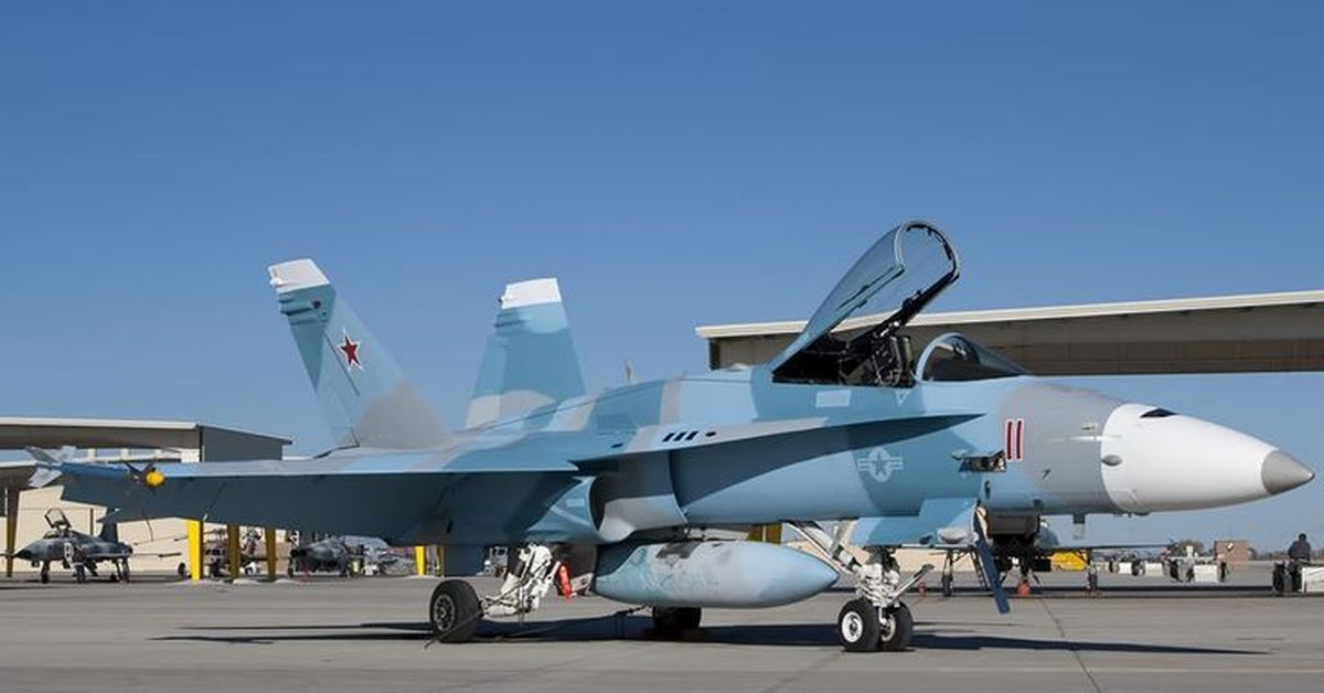 Российский самолет американский самолет. F-18 ВВС США. F/A-18 Agressor. F-18 Агрессоры ВВС США. F/A-18c Hornet Агрессор Су-34.