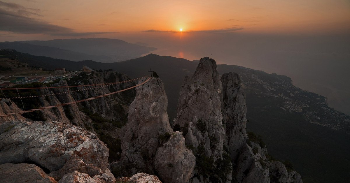 Ай петри род. Ялта гора ай-Петри. Крымские горы ай Петри. Зубцы ай Петри Крым. Достопримечательности Крыма гора ай-Петри.