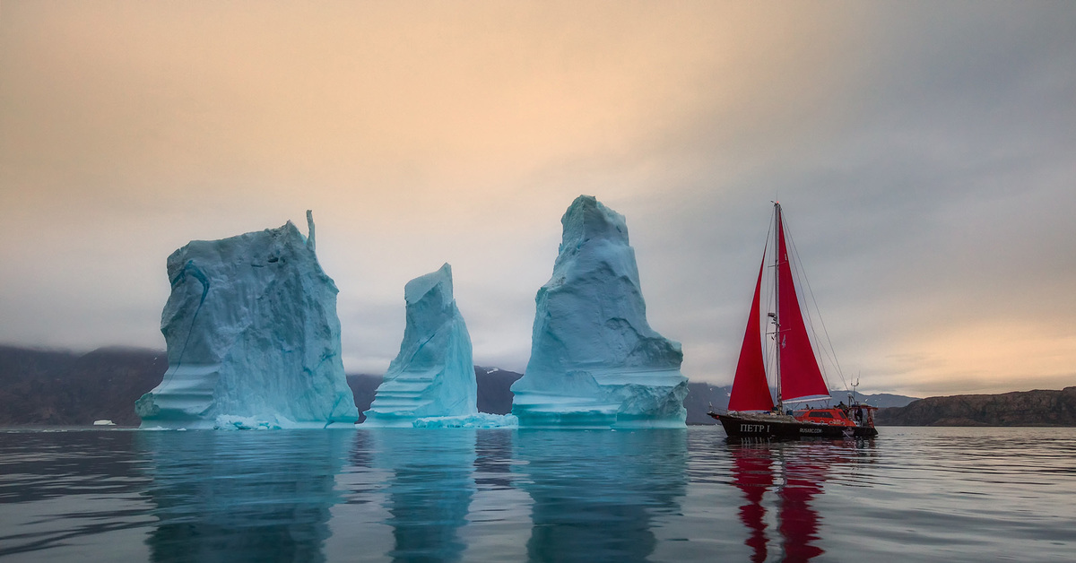 Экспедиция исландия. Залив Скорсби Гренландия. Скорсби Фьорд. Парусник Айсберг Гренландия. Алые паруса Гренландия.