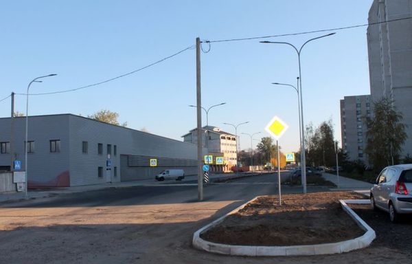 В Барановичах посреди проезжей части стоит столб