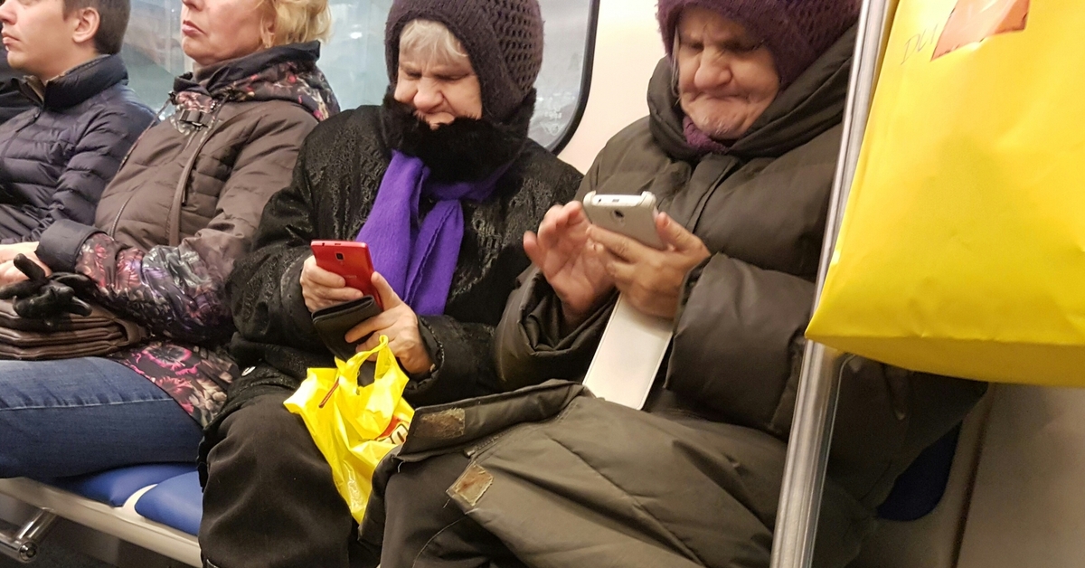 Дубай я еду тратить кучу бабок милый. Бабуля в метро. Бабушка с телефоном. Бабушка со смартфоном. Бабулька с телефоном смешные.
