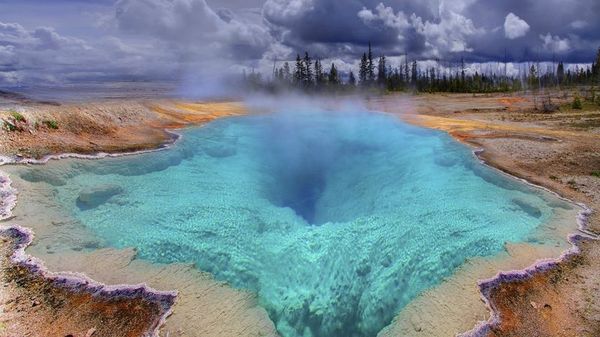 Geothermal spring in Yellowstone Park - The park, A source, Beautiful view