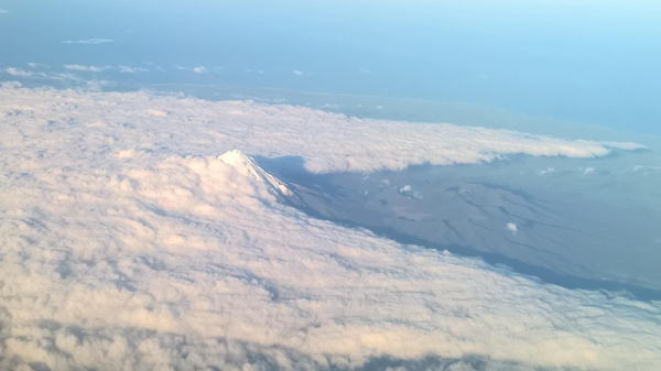 Living next to this mountain is always cloudless - The mountains, Clouds