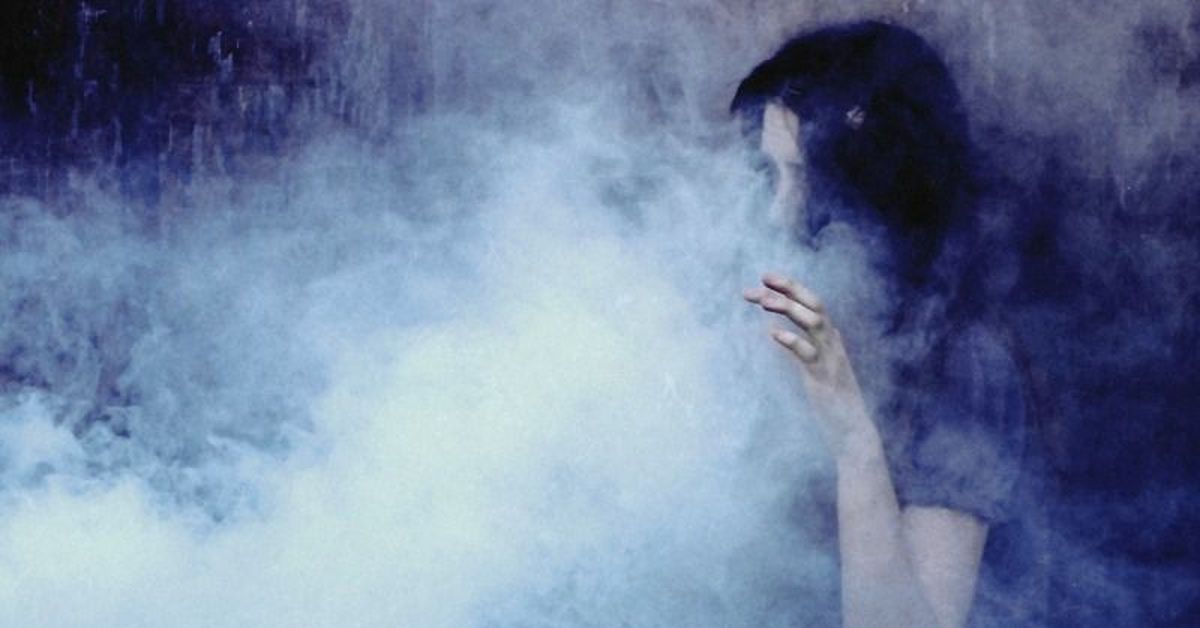 Тяжело вдыхать воздух. Человек задыхается в дыму. Задыхаться от дыма. Человек дышит дымом. Удушье дымом.