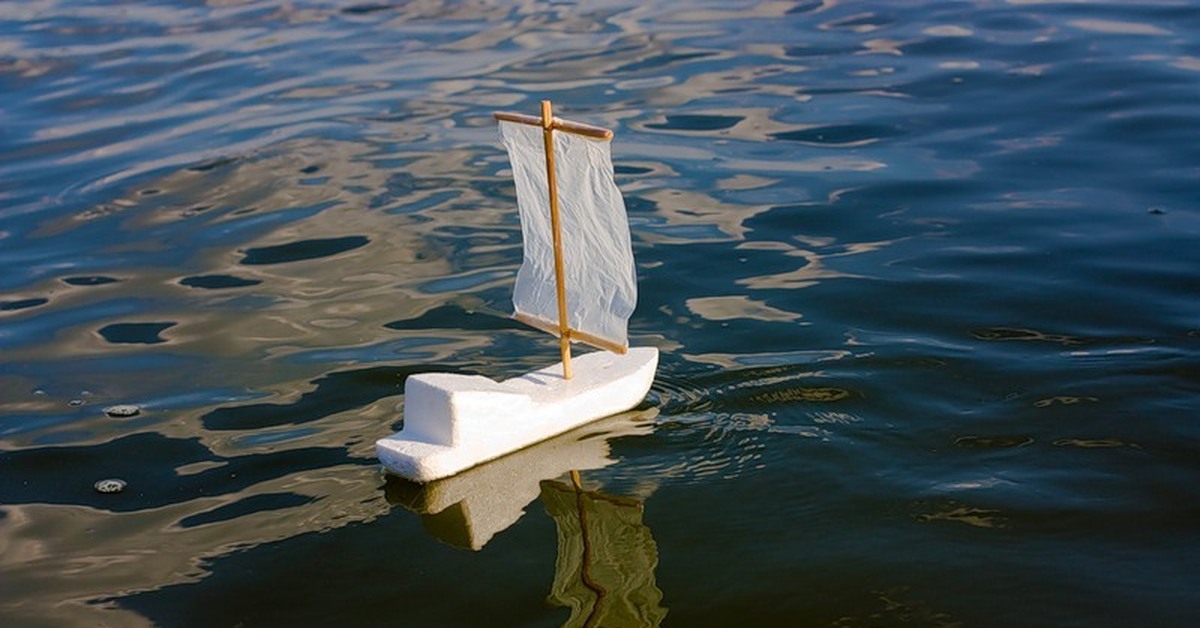 Плавание на бумажных кораблях. Кораблик на воде. Корабль из пенопласта. Бумажный кораблик на речке. Кораблик из пенопласта на воде.