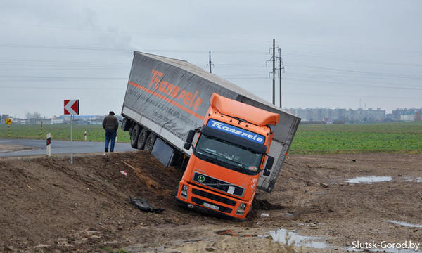 Ukrainian trucker, whose truck got stuck near Slutsk, was very surprised when he was helped for just like that - Kindness, Truckers, Republic of Belarus, 