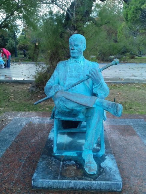 Pugovkin turned blue on the Yalta embankment - Yalta, Crimea, Russia, Monument, Longpost