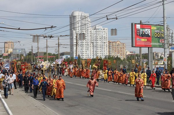 Krishnaism is not very common in Russia. But Christians are doing pretty well. Orange robes. Parades. - My, Christianity, Hare Krishnas, , Orange